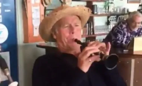 Franck Dubosc joue de la bombarde en Bretagne !!