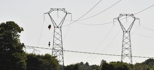 L'image du jour : le pilote du F16 accroché à une ligne haute...