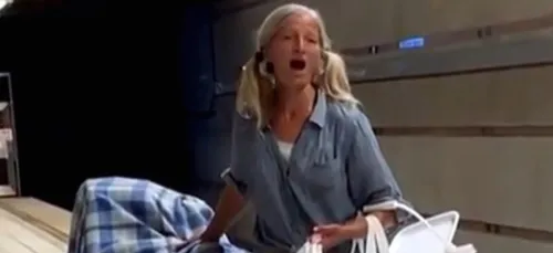 L'image du jour : une chanteuse SDF signe chez un label