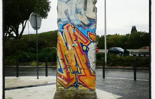 L'image du jour : Deux morceaux du Mur de Berlin dans le Maine et...