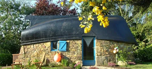Carte Postale : Des maisons avec une coque de bateau retournée à la...