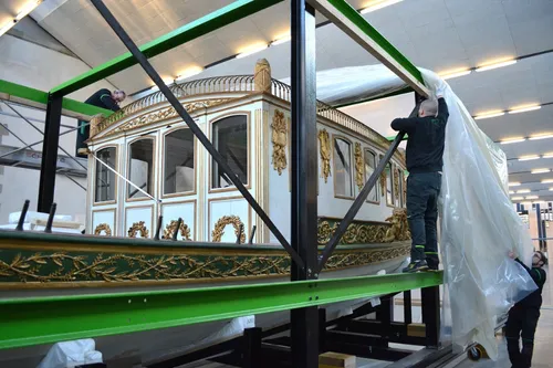 Le Canot de l'Empereur sorti de sa caisse à Brest