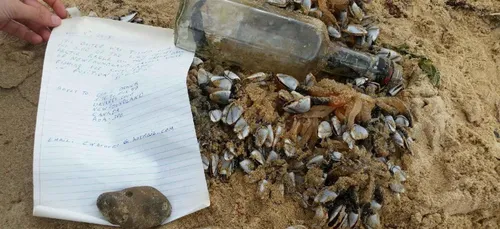 L'image du jour : sa passion, les bouteilles à la mer