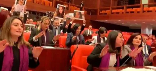 L'image du jour : En Turquie, des députées protestent contre un...