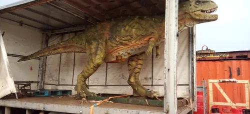 L'image du jour : Un papa offre un dinausaure géant à son fils !