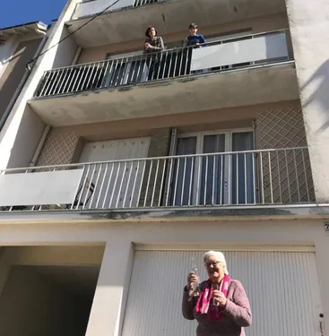 Les voisins ont fêté son anniversaire, au balcon !