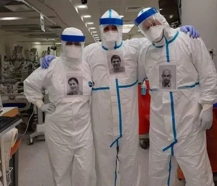 Des médecins collent leurs photos sur leurs combinaisons pour que...