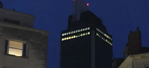 Pourquoi les deux derniers étages de la Tour Bretagne sont allumés...