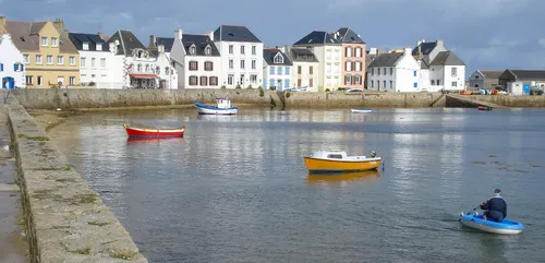Visite éclair de Marine Le Pen sur l'île de Sein