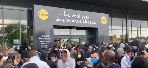 La cohue pour s'acheter une PS4 à 95 euros