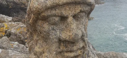 Carte Postale : Les rochers sculptés par l'Abbé Fouré à Rohéneuf