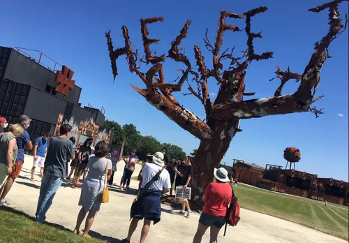 A Clisson, on vit le Hellfest à travers ses œuvres