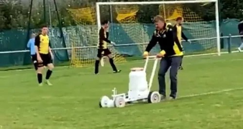 Il trace les lignes du terrain en plein match