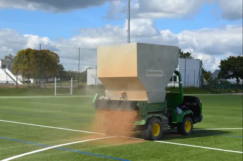 Guichen : un terrain de foot en noyaux d'olives