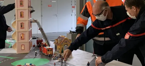 Les pompiers de Lamballe jouent aux Playmobil