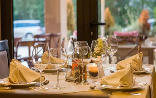 Protocole renforcé : Les restaurateurs maintiennent la pression.