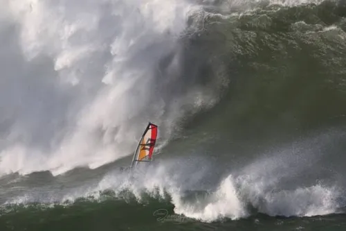 Il surfe sur une vague mais pas celle du Covid !