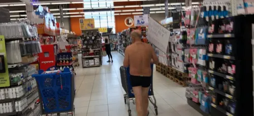Le client fait ses courses en caleçon et tongs !