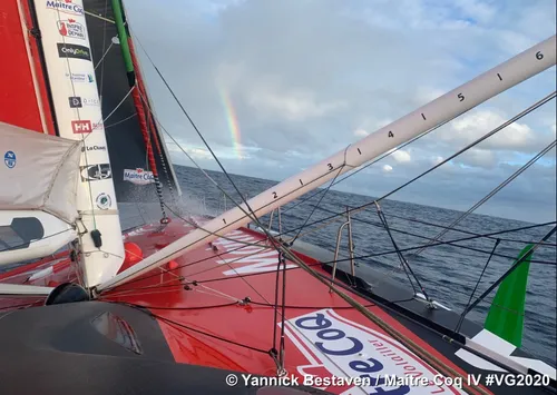 Le leader du Vendée Globe Yannick Bestaven sur Hit West