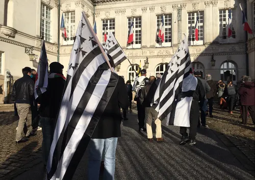 Le Gwenn Ha Du flotte désormais au-dessus de Nantes