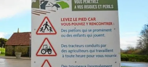 La photo d’une pancarte à l’entrée d’un petit village breton
