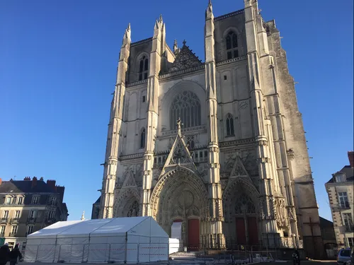 A Nantes, les travaux démarrent dans la cathédrale incendiée