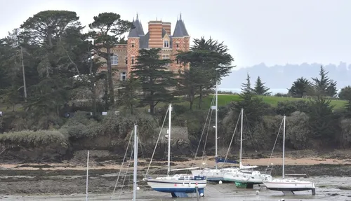 John Kerry, un proche de Joe Biden et habitant de Saint-Briac