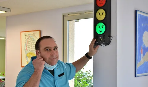 Chut ! A Saint-Julien, le feu passe au rouge quand les enfants font...