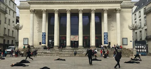 Les intermittents font le spectacle, mais ne sourient pas