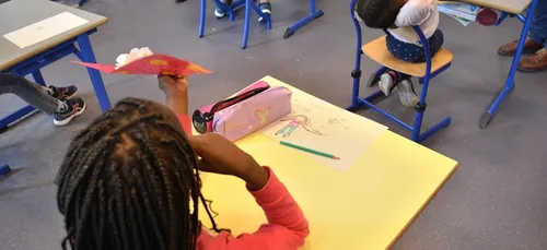 Ecoles fermées ce soir : les parents s'organisent (comme ils peuvent)