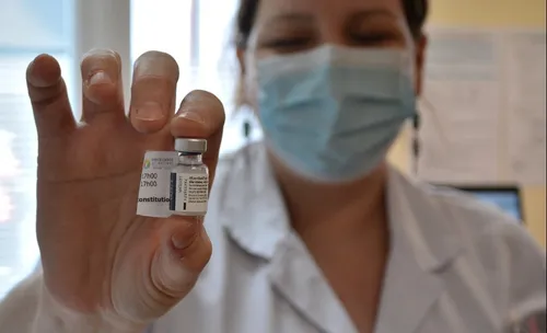 Vaccin contre le COVID : les salariés de "deuxième ligne" y ont...