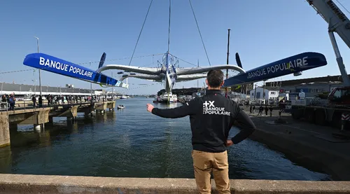 Le Maxi Banque Populaire mis à l'eau à Lorient