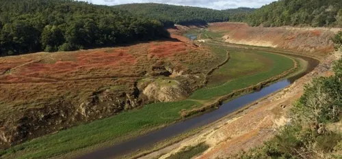 Le Lac de Guerl&eacute;dan ne cesse de s'ass&eacute;cher 