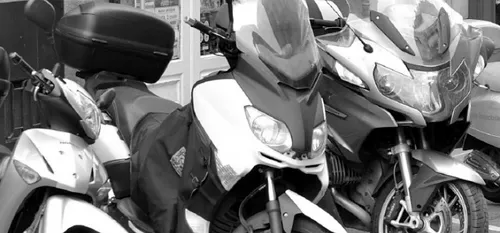 Les motards pri&eacute;s de quitter les trottoirs de Nantes: reportage