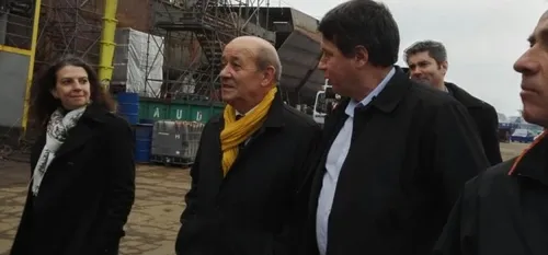 Jean-Yves Le Drian re&ccedil;oit le Prix du courage politique