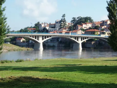 Une petite fille de deux ans tombe dans un barbecue