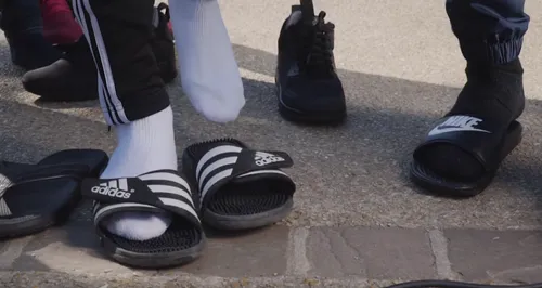 Chaussettes et claquettes : la nouvelle mode de l'été !