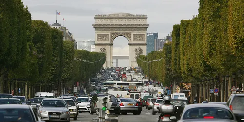 Champs-Elysées : une voiture rentre dans un car de gendarmes