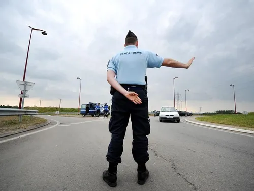 Les gendarmes lui retirent son permis mais le conduisent pour...