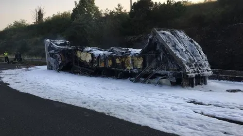 Un camion de fromage prend feu sur l'autoroute, 6h pour tout nettoyer