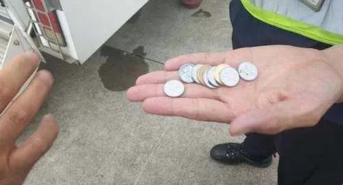 Superstitieuse, elle jette 9 pièces dans le réacteur d'un avion