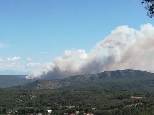Incendies : 800 ha brûlés à Pertuis, le feu est maîtrisé