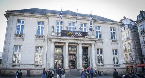 Des policiers arrêtent... Jésus Christ !