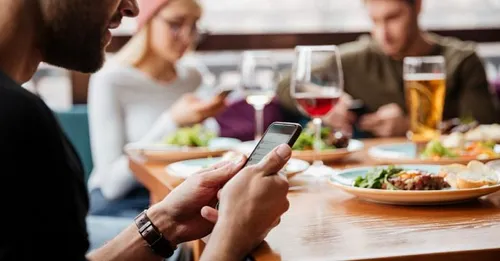 Un restaurant interdit les téléphones à table