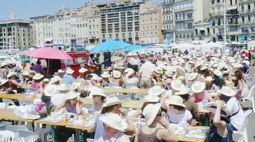 Marseille : sardinade géante sur le Vieux-Port !