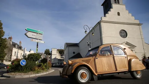 Il a réussi à faire rouler sa 2CV en bois !