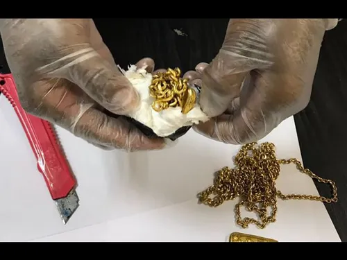 L'homme cachait de l'or... dans ses fesses