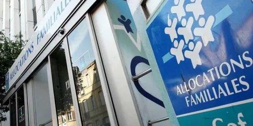 Jugeant qu'il gagne trop, il rend ses allocations familiales à la Caf