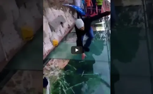 Un pont de verre de 1 180 mètres de haut "se fissure"