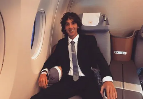 À 20 ans, il est payé pour tester des voyages en avion